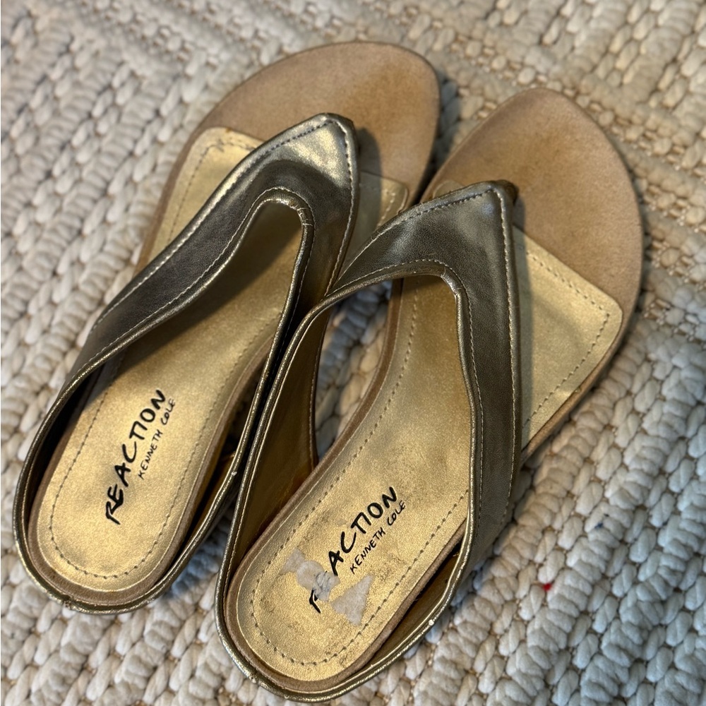 Kenneth Cole Reaction Women's Gold V-Strap Thong Flip Flop Sandals Size 6.5